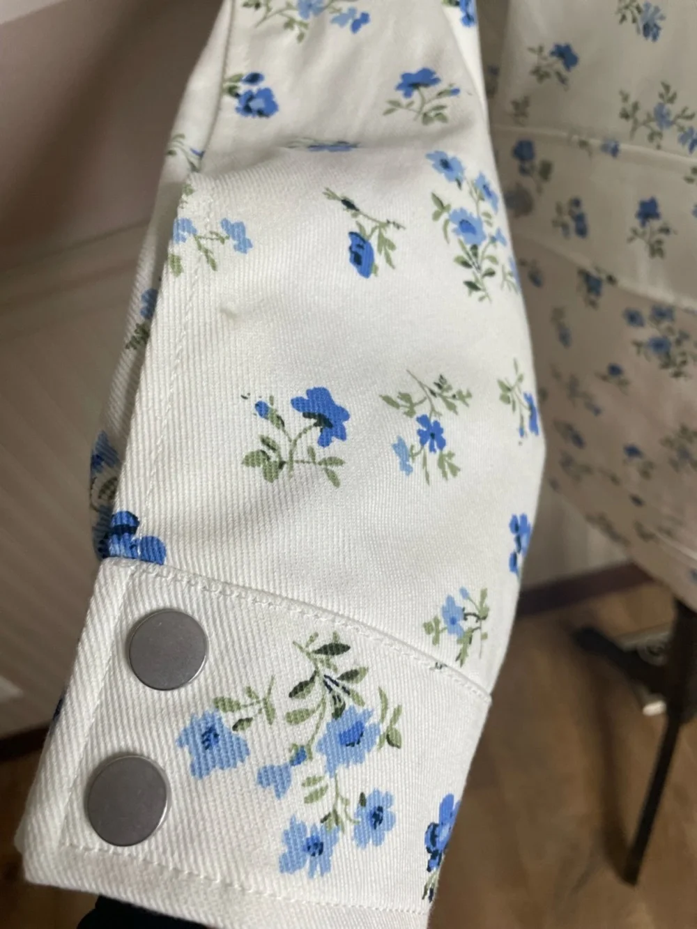 Bagatelle oversized Mixed Media Twill Floral Print Denim Jacket size small - Picture 15 of 15